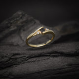 Anillo de compromiso con diamante negro natural central de .20ct corte brillante y 2 diamantes naturales laterales elaborado en oro amarillo de 14k
