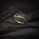 Anillo de compromiso con diamante negro natural central de .20ct corte brillante y 2 diamantes naturales laterales elaborado en oro amarillo de 14k