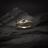 Anillo de compromiso con diamante negro natural central de .20ct corte brillante y 2 diamantes naturales laterales elaborado en oro amarillo de 14k