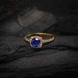 Anillo de compromiso con zafiro natural de 1.0ct corte brillante y 32 diamantes naturales elaborado en oro amarillo de 14k