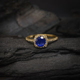 Anillo de compromiso con zafiro natural de 1.0ct corte brillante y 32 diamantes naturales elaborado en oro amarillo de 14k