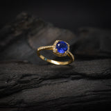 Anillo de compromiso con zafiro natural de 1.0ct corte brillante y 32 diamantes naturales elaborado en oro amarillo de 14k