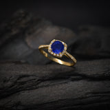 Anillo de compromiso con zafiro natural de 1.0ct corte brillante y 32 diamantes naturales elaborado en oro amarillo de 14k