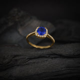 Anillo de compromiso con zafiro natural de 1.0ct corte brillante y 32 diamantes naturales elaborado en oro amarillo de 14k