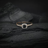 Anillo de compromiso con diamante negro natural central de .30ct corte brillante y 32 diamantes naturales laterales elaborado en oro rosa de 14k