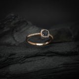 Anillo de compromiso con diamante negro natural central de .30ct corte brillante y 32 diamantes naturales laterales elaborado en oro rosa de 14k