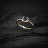 Anillo de compromiso con diamante negro natural central de .30ct corte brillante y 32 diamantes naturales laterales elaborado en oro rosa de 14k