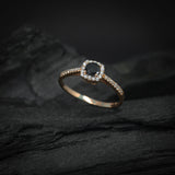 Anillo de compromiso con diamante negro natural central de .30ct corte brillante y 32 cristales laterales elaborado en oro rosa de 14k