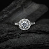 Anillo de compromiso con diamante de laboratorio central de 2.0ct corte brillante con certificado IGI y 37 cristales laterales elaborado en oro blanco de 14k