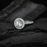 Anillo de compromiso con diamante natural de 1.0ct corte brillante con certificación GIA y 37 cristales laterales elaborado en oro blanco de 14k