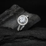 Anillo de compromiso con diamante natural de 1.0ct corte brillante con certificación GIA y 37 cristales laterales elaborado en oro blanco de 14k