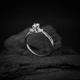 Anillo de compromiso con diamante natural de .30ct corte brillante con certificado IGI y 16 diamantes naturales laterales elaborado en oro blanco de 14k