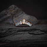 Media churumbela con diamante natural corte marquise y topacios naturales elaborada en oro blanco de 18k