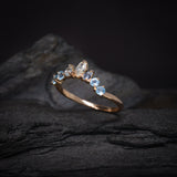 Media churumbela con diamante natural corte marquise y topacios naturales elaborada en oro blanco de 14k