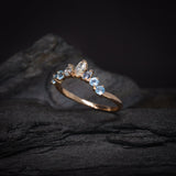 Media churumbela con diamante natural corte marquise y topacios naturales elaborada en oro blanco de 18k