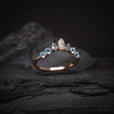 Media churumbela con diamante natural corte marquise y topacios naturales elaborada en oro blanco de 14k