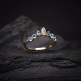 Media churumbela con diamante natural corte marquise y topacios naturales elaborada en oro blanco de 18k