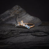 Media churumbela con diamante natural corte marquise y topacios naturales elaborada en oro blanco de 14k