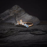 Media churumbela con diamante natural corte marquise y topacios naturales elaborada en oro blanco de 18k