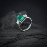 Anillo de compromiso con esmeralda natural de 3.0ct corte esmeralda y 2 diamantes naturales laterales elaborado en oro blanco de 14k