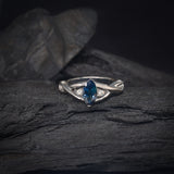 Anillo de compromiso con zafiro natural corte marquise y 2 diamantes naturales elaborado en oro blanco de 14k