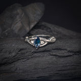 Anillo de compromiso con zafiro natural corte marquise y 2 diamantes naturales elaborado en oro blanco de 14k