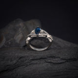 Anillo de compromiso con zafiro natural corte marquise y 2 diamantes naturales elaborado en oro blanco de 14k