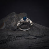 Anillo de compromiso con zafiro natural corte marquise y 2 diamantes naturales elaborado en oro blanco de 14k