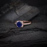 Anillo de compromiso con zafiro natural de 1.0ct corte brillante y 32 diamantes naturales elaborado en oro rosa de 14k