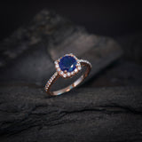 Anillo de compromiso con zafiro natural de 1.0ct corte brillante y 32 diamantes naturales elaborado en oro rosa de 14k