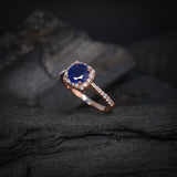 Anillo de compromiso con zafiro natural de 1.0ct corte brillante y 32 diamantes naturales elaborado en oro rosa de 14k