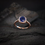 Anillo de compromiso con zafiro natural de 1.0ct corte brillante y 32 diamantes naturales elaborado en oro rosa de 14k