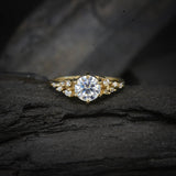 Anillo de compromiso con diamante de laboratorio de 1.0ct corte brillante con certificado IGI y 10 cristales laterales elaborado en oro amarillo de 14k