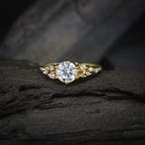 Anillo de compromiso con diamante de laboratorio de 1.0ct corte brillante con certificado IGI y 10 cristales laterales elaborado en oro amarillo de 14k