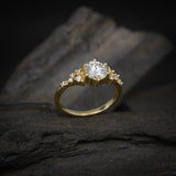 Anillo de compromiso con diamante de laboratorio de 1.0ct corte brillante con certificado IGI y 10 cristales laterales elaborado en oro amarillo de 14k