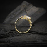 Anillo de compromiso con diamante de laboratorio de 1.0ct corte brillante con certificado IGI y 10 cristales laterales elaborado en oro amarillo de 14k