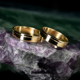 Par de argollas de matrimonio de 4mm macizas elaboradas en oro amarillo de 10k
