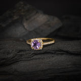 Anillo de compromiso con amatista natural de 1.0ct corte brillante y 32 diamantes naturales laterales elaborado en oro amarillo de 14k