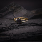 Anillo de compromiso con diamante negro natural central de 1.0ct corte brillante y 20 diamantes naturales laterales elaborado en oro amarillo de 14k