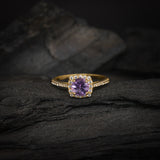 Anillo de compromiso con amatista natural de 1.0ct corte brillante y 32 diamantes naturales laterales elaborado en oro amarillo de 14k