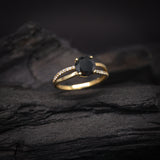 Anillo de compromiso con diamante negro natural central de 1.0ct corte brillante y 20 diamantes naturales laterales elaborado en oro amarillo de 14k