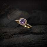 Anillo de compromiso con amatista natural de 1.0ct corte brillante y 32 diamantes naturales laterales elaborado en oro amarillo de 14k