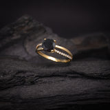 Anillo de compromiso con diamante negro natural central de 1.0ct corte brillante y 20 diamantes naturales laterales elaborado en oro amarillo de 14k