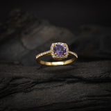 Anillo de compromiso con amatista natural de 1.0ct corte brillante y 32 diamantes naturales laterales elaborado en oro amarillo de 14k