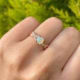 Anillo de compromiso con piedra lunar y 8 diamantes naturales laterales elaborado en oro rosa de 14 kilates