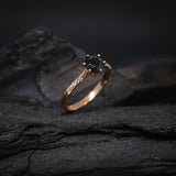 Anillo de compromiso con diamante negro natural central de .70ct corte brillante y 12 diamantes naturales laterales elaborado en oro rosa de 14k