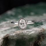 Anillo de compromiso con diamante de laboratorio de 1.0ct corte oval con certificado IGI elaborado en oro blanco de 14k