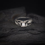 Anillo de compromiso con diamante natural central de .33ct corte esmeralda con certificación GIA, 7 moissanitas y 2 topacios naturales laterales elaborado en oro blanco de 14k