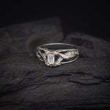 Anillo de compromiso con diamante natural central de .33ct corte esmeralda con certificación GIA, 7 moissanitas y 2 topacios naturales laterales elaborado en oro blanco de 14k