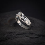 Anillo de compromiso con diamante natural central de .33ct corte esmeralda con certificación GIA, 7 moissanitas y 2 topacios naturales laterales elaborado en oro blanco de 14k